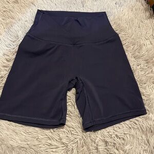 Kamo fitness featherlite 6” inseam scrunch shorts